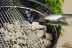 Barbecue au charbon de bois Weber Original Kettle Premium – Noir - Image 5